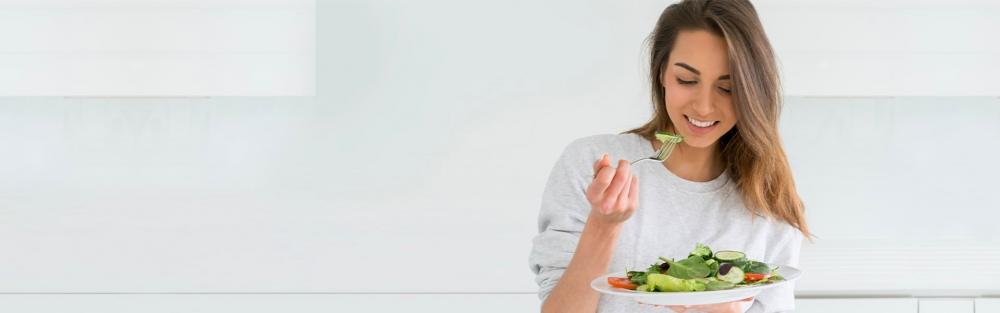 Femeie mâncând o salată